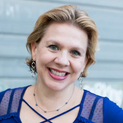 Angela Astle headshot