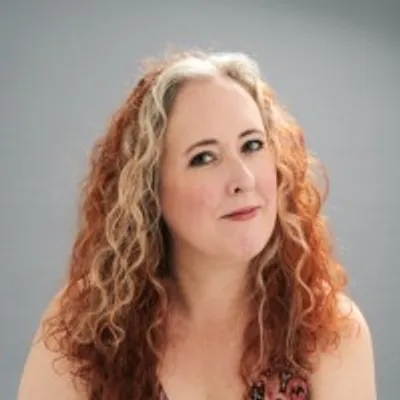 Stephanie Cox-Connolly headshot